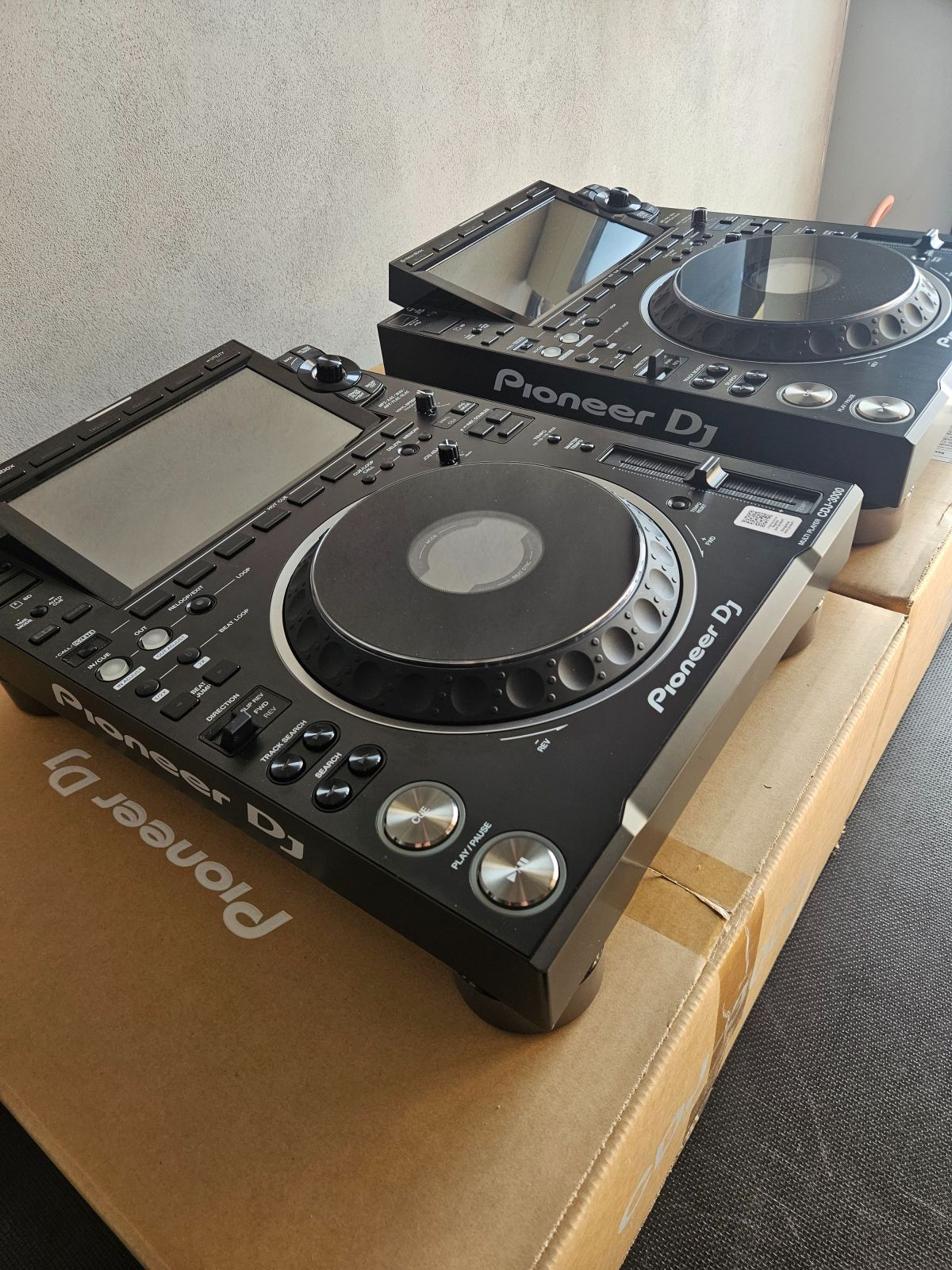 Pioneer CDJ-3000-W (2) + 1xDJM-900NXS2-W / 2x Pioneer Cdj-2000Nxs2W +1x Djm-900Nxs2W /2x Pioneer CDJ-Tour1 +1x Pioneer DJM-Tour1