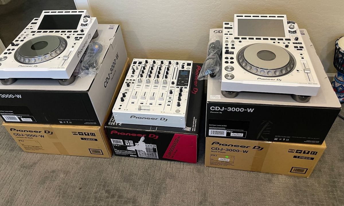Pioneer CDJ-3000-W (2) + 1xDJM-900NXS2-W / 2x Pioneer Cdj-2000Nxs2W +1x Djm-900Nxs2W /2x Pioneer CDJ-Tour1 +1x Pioneer DJM-Tour1