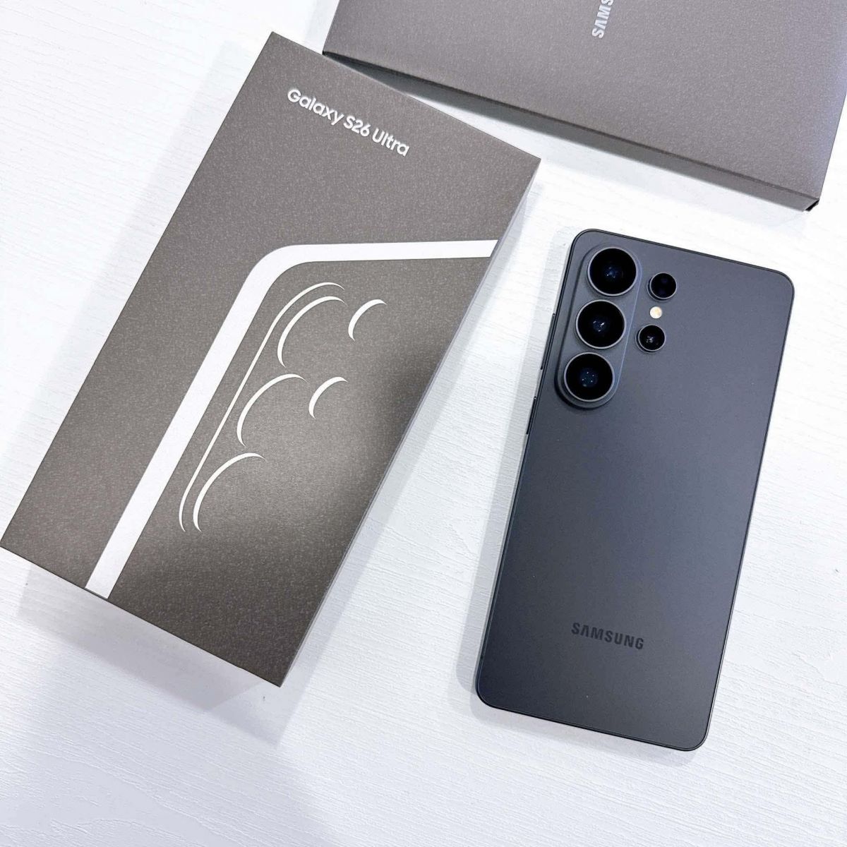 Apple iPhone 17 Pro Max, iPhone 17 Pro, iPhone 17, iPhone Air, iPhone 16 Pro Max, iPhone 16 Pro, iPhone 16, iPhone 16 Plus,  Samsung Galaxy S26 Ultra , Samsung Galaxy S26  , Samsung Galaxy S25 Ultra, Sony PlayStation PS5 Pro