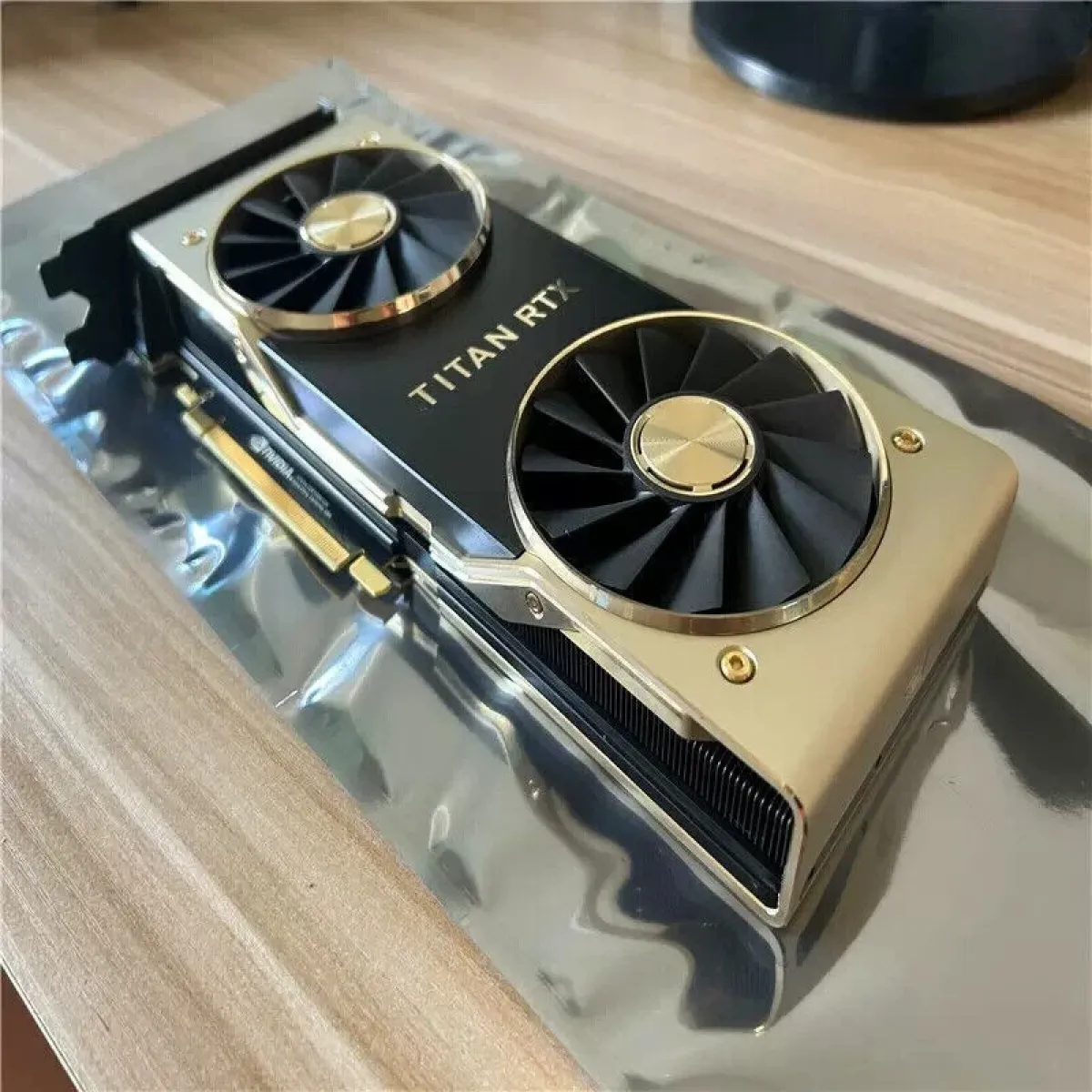 Видеокарта NVIDIA Titan RTX 24 ГБ GDDR6, PCIe 3.0, CUDA