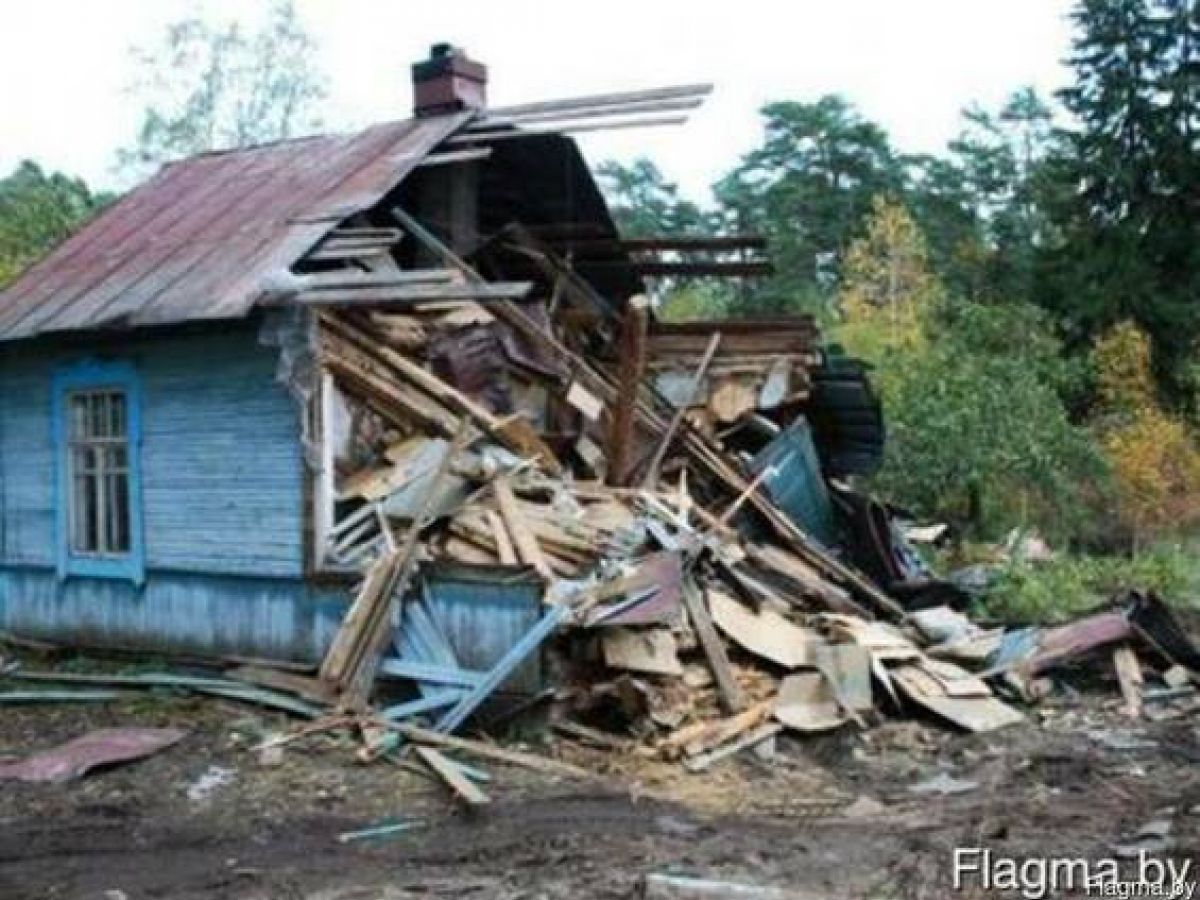 Разбить дом. Демонтаж домов. Сломанный деревянный лом. Сломанный дом. Демонтаж деревянных домов.