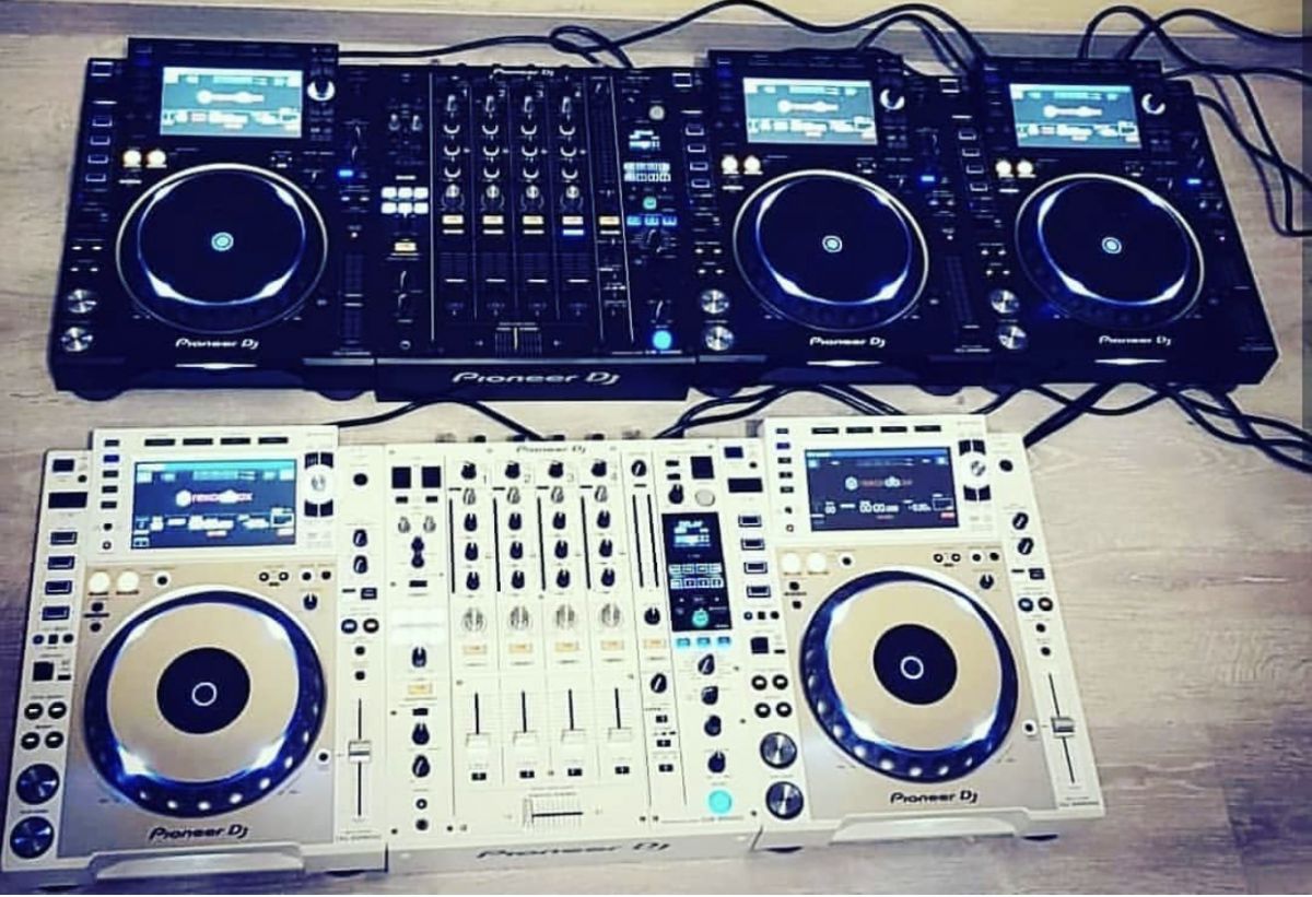 Pioneer CDJ-3000-W (2) + 1xDJM-900NXS2-W / 2x Pioneer Cdj-2000Nxs2W +1x Djm-900Nxs2W /2x Pioneer CDJ-Tour1 +1x Pioneer DJM-Tour1