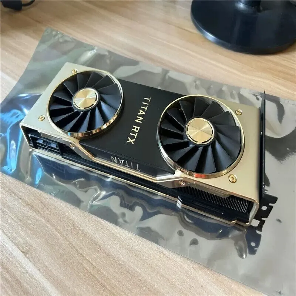 Видеокарта NVIDIA Titan RTX 24 ГБ GDDR6, PCIe 3.0, CUDA