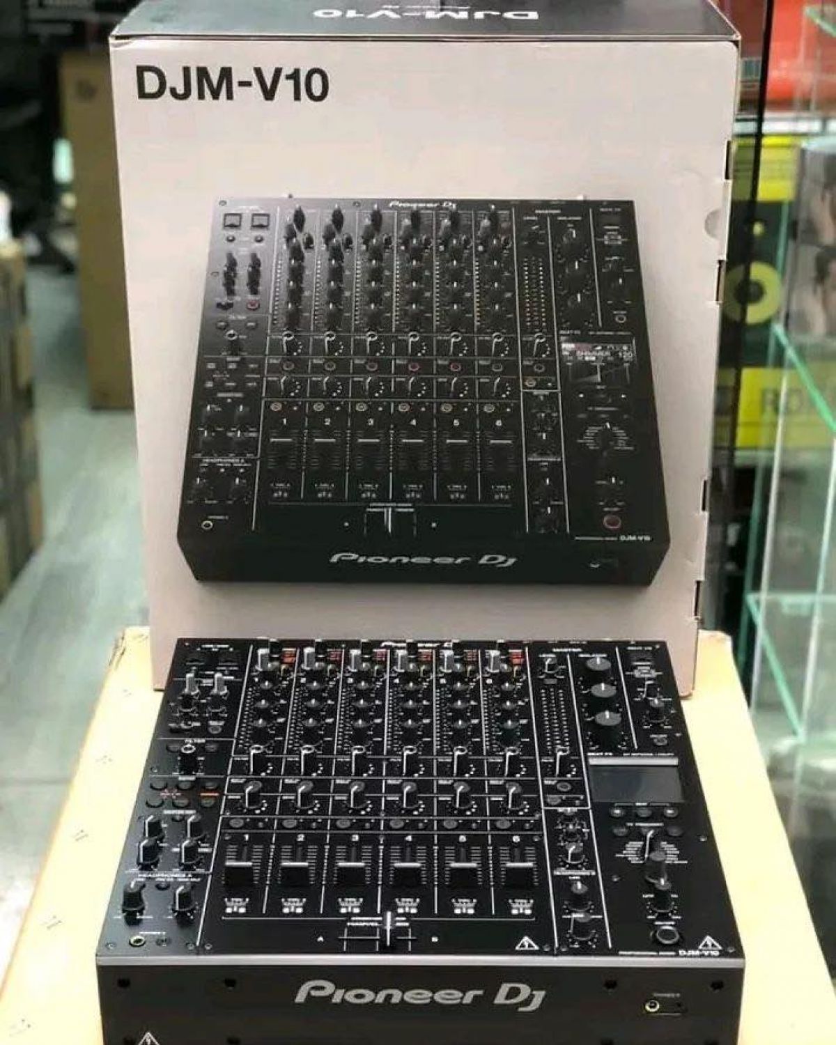 2x AlphaTheta CDJ-3000X,  AlphaTheta EUPHONIA, Pioneer CDJ-3000, Pioneer DJM-A9, Pioneer DJM-V10-LF, Pioneer DJM-S11, Pioneer DJM-V10,  Pioneer CDJ-2000NXS2 ,  Pioneer DJM-900NXS2 , Pioneer DJM-Tour1, Pioneer CDJ-Tour1