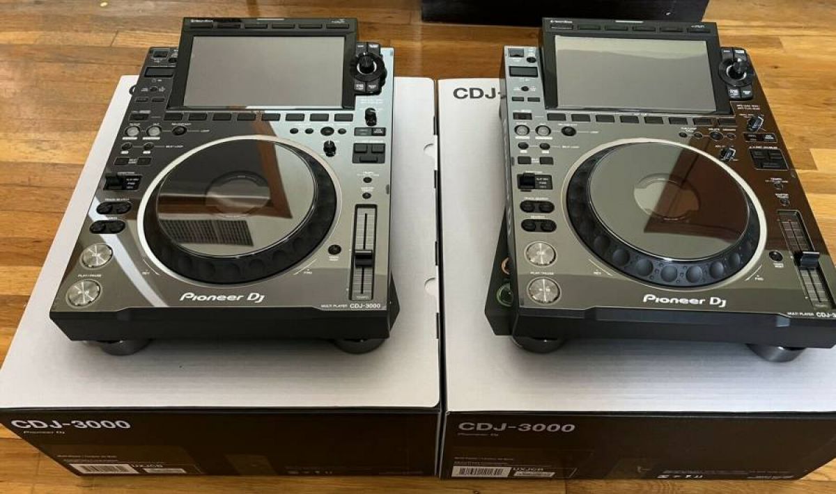 Pioneer CDJ-3000-W (2) + 1xDJM-900NXS2-W / 2x Pioneer Cdj-2000Nxs2W +1x Djm-900Nxs2W /2x Pioneer CDJ-Tour1 +1x Pioneer DJM-Tour1