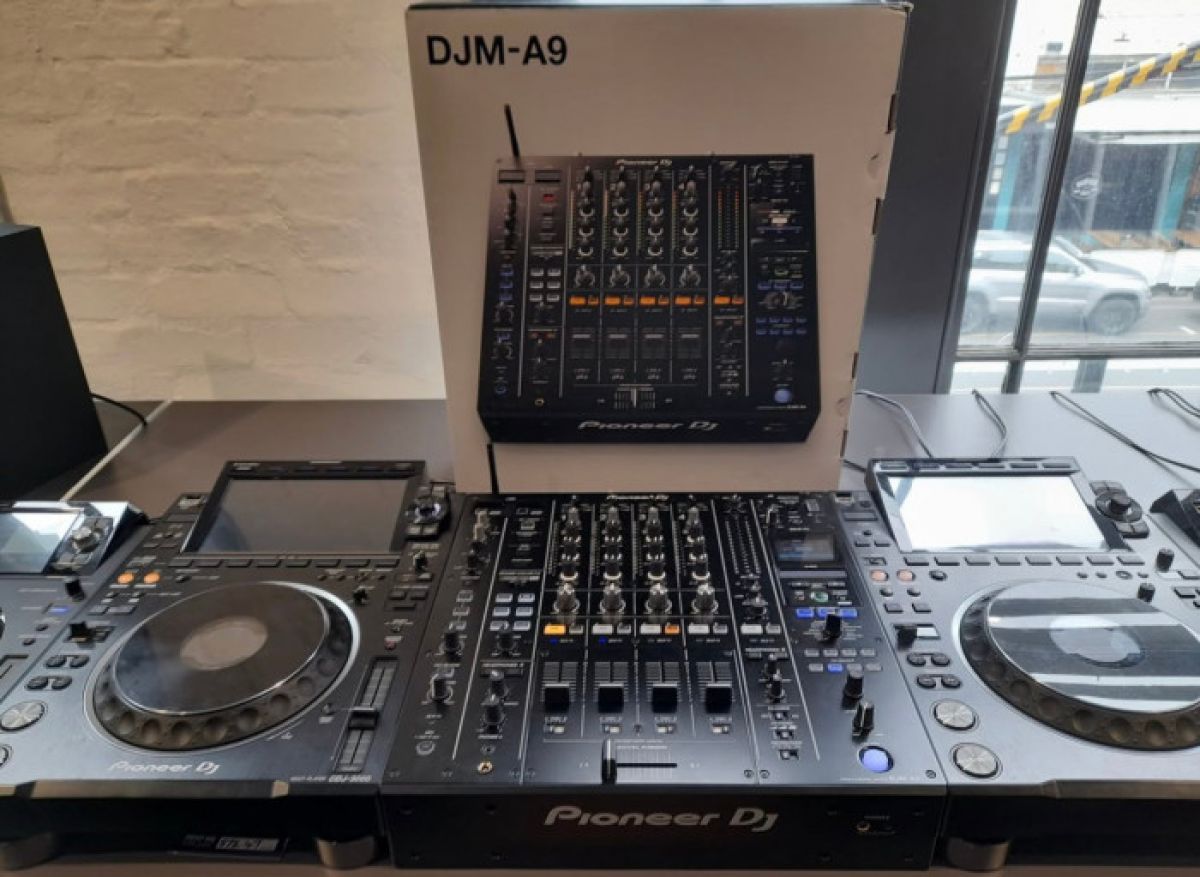 Pioneer CDJ-3000-W (2) + 1xDJM-900NXS2-W / 2x Pioneer Cdj-2000Nxs2W +1x Djm-900Nxs2W /2x Pioneer CDJ-Tour1 +1x Pioneer DJM-Tour1