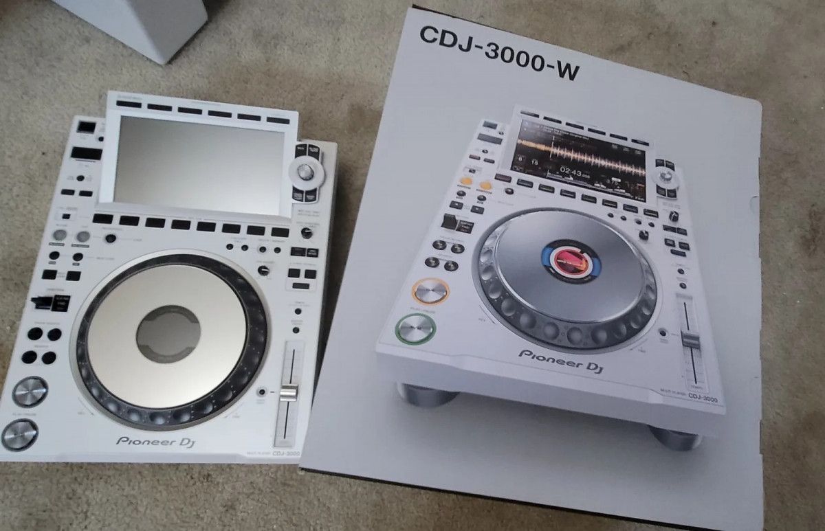 2x AlphaTheta CDJ-3000X,  AlphaTheta EUPHONIA, Pioneer CDJ-3000, Pioneer DJM-A9, Pioneer DJM-V10-LF, Pioneer DJM-S11, Pioneer DJM-V10,  Pioneer CDJ-2000NXS2 ,  Pioneer DJM-900NXS2 , Pioneer DJM-Tour1, Pioneer CDJ-Tour1