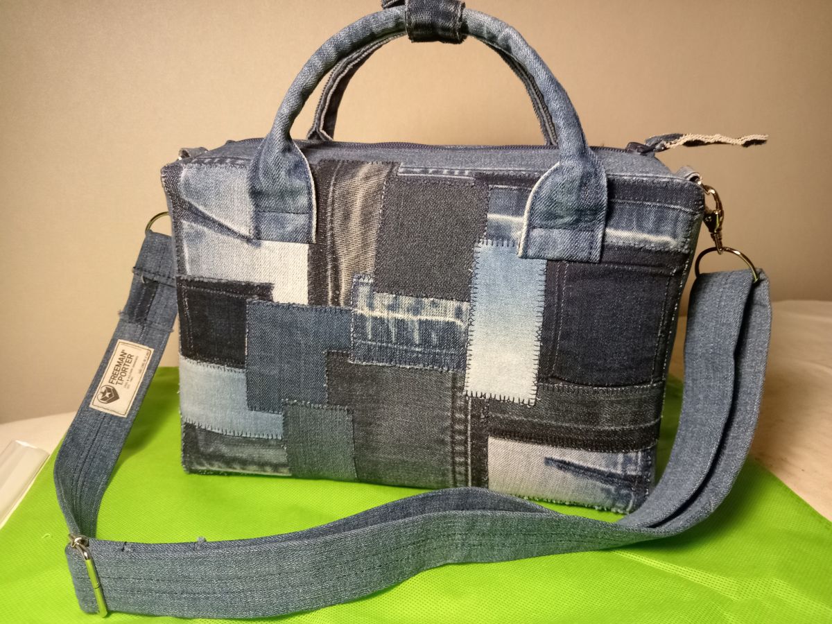 Джинсовая сумочка в стиле "Боро". (18 см х 26 см х 8 см)