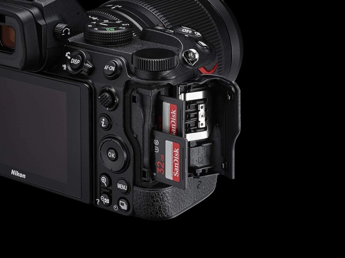 Selling : Nikon Z5 Mirrorless Digital Camera + Z 24-70mm f/4 S Lens