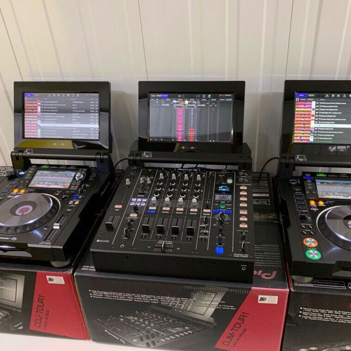 Pioneer CDJ-3000-W (2) + 1xDJM-900NXS2-W / 2x Pioneer Cdj-2000Nxs2W +1x Djm-900Nxs2W /2x Pioneer CDJ-Tour1 +1x Pioneer DJM-Tour1