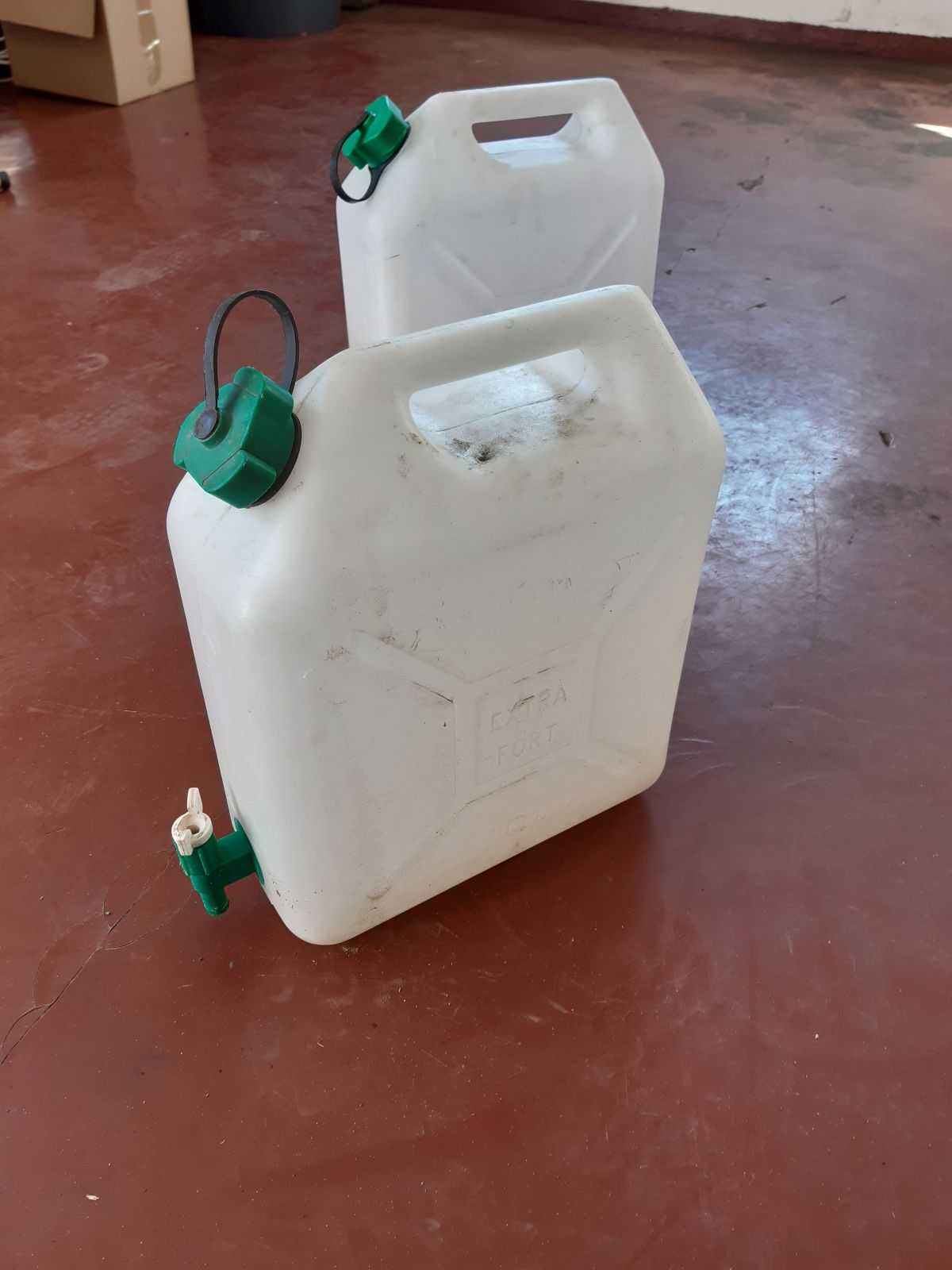 Water canister 10L.